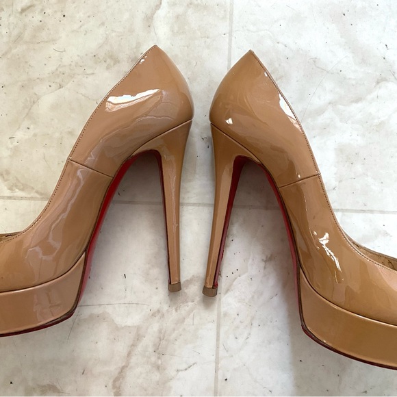$875 Christian Louboutin Made in Italy Bianca Tan Patent Leather Pump Heels Sz 8 - Picture 7 of 13